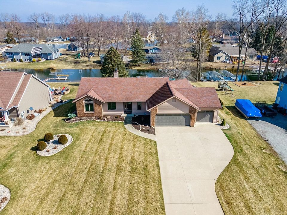 Dallas Bay recently renovated home on a daylight walk out basement