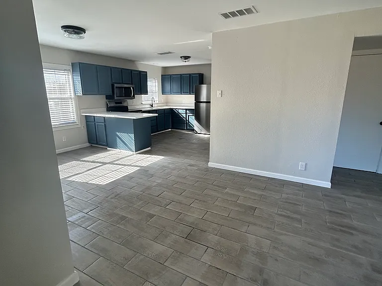 1202 W 20th St — Photo 6