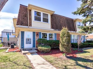 715 Huntly Ct #715, Schaumburg, IL 60194