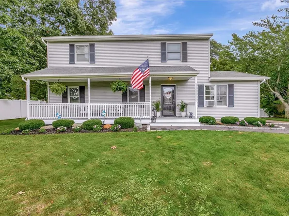 17 Thompson Avenue, East Moriches, NY 11940
