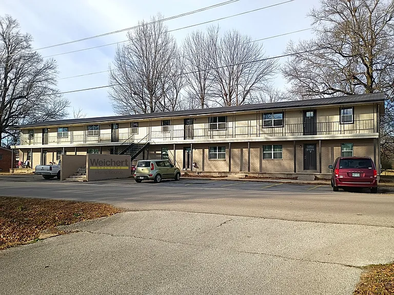 1205 W Hunt St — Photo 1