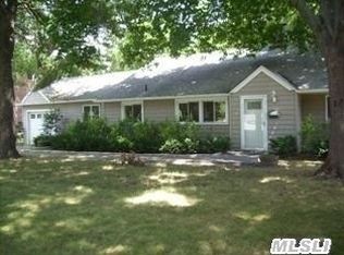 22 Ridge Dr E, Roslyn, NY 11576