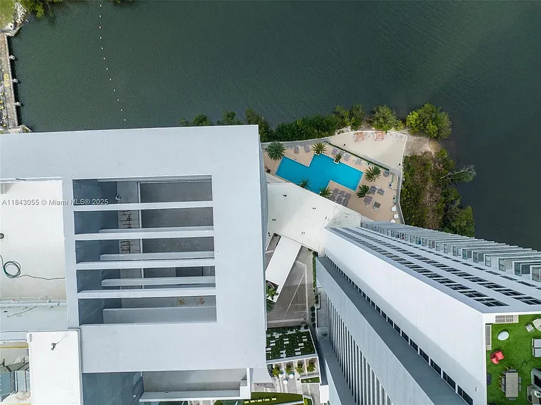16385 Biscayne Blvd #4 — Photo 11