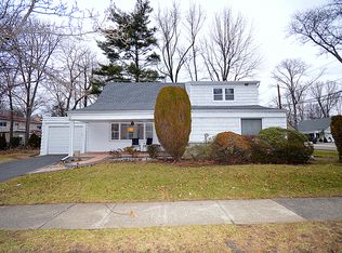 109 Baker Hill Rd, Great Neck, NY 11023