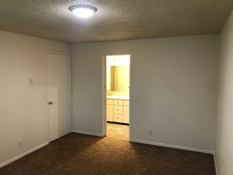 Three Bedroom Duplex in South East Salem — Photo 14