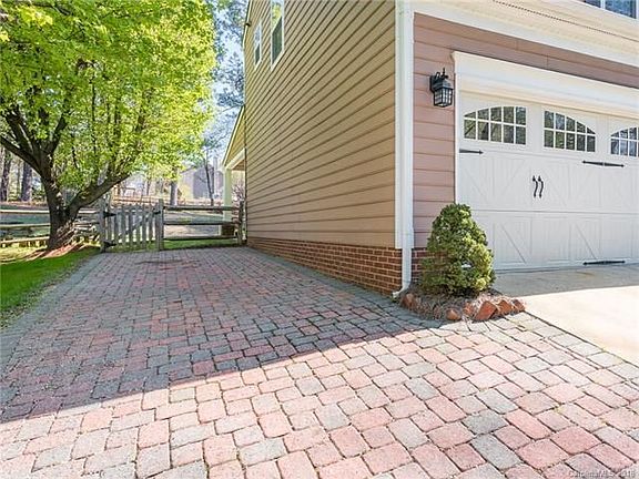 2nd image of 3112 Crescent Knoll Dr