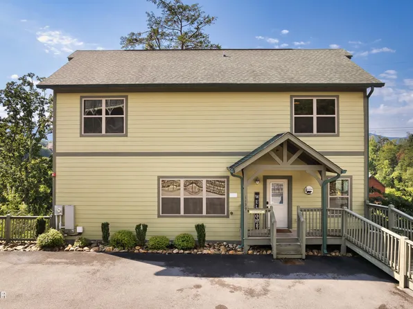 1129 Cove Falls Way, Pigeon Forge, TN 37863