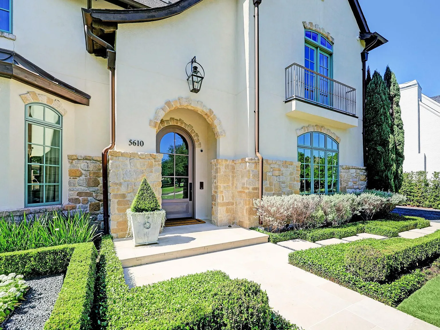 5 bed, 7.0 bath, 7648 sqft, $35,000 — Photo 2