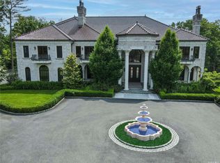 4 Valentine Farm Ct, Brookville, NY 11545