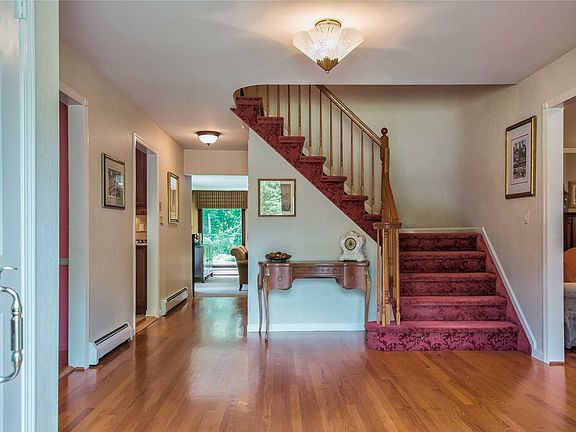 5th image of 30 Durham Dr