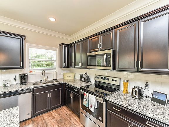 3rd image of 325 Lakeside Park Dr