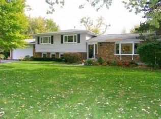 518 Woodland Hills Rd, Batavia, IL 60510