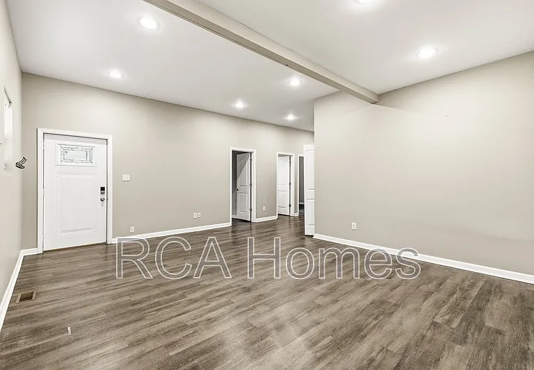 1452 Woodlawn Ave — Photo 4