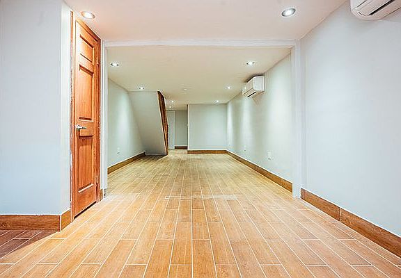 4th image of 28 Scholes St APT 1r