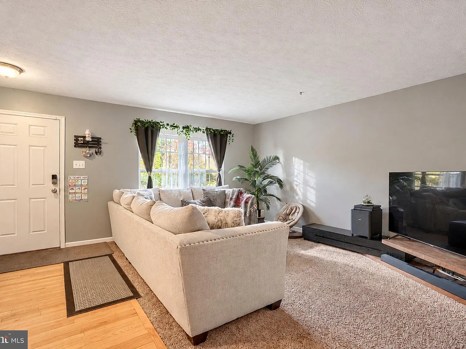 3 bed, 2.5 bath, 2252 sqft, $2,400 — Photo 4