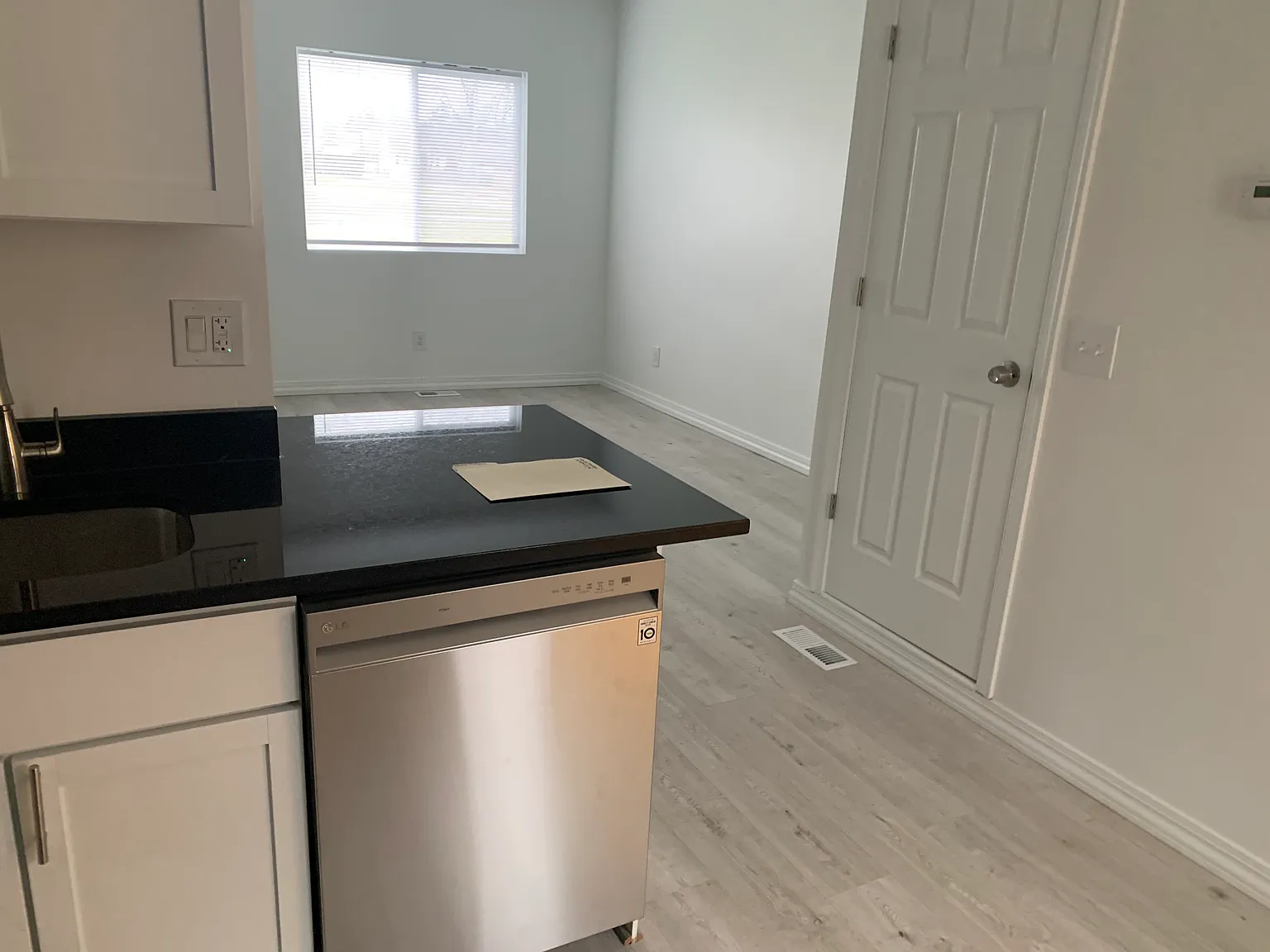 1 bed, 900 sqft, $1,050 — Photo 4