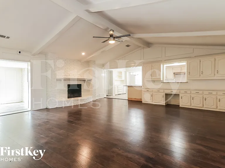 3413 Valley View Ln — Photo 2