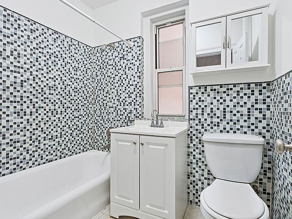 3rd image of 811 Walton Ave APT B18