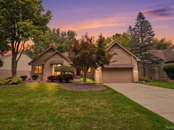 4963 Countryside Dr, West Bloomfield, MI 48323