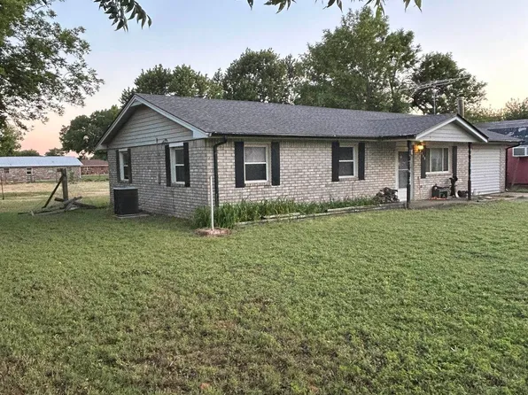 408 Cedar St, Hennessey, OK 73742