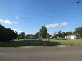 910 E Highway St, Iowa Park, TX 76367