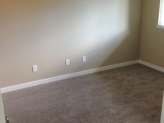 Main Bedroom - Fits Queen size bed set or King Bed with Smal