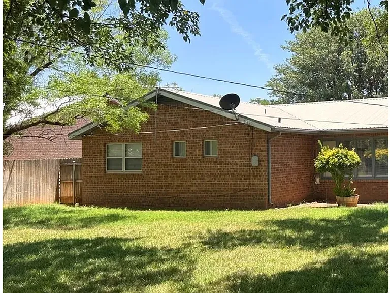 1807 E Reppto St — Photo 3