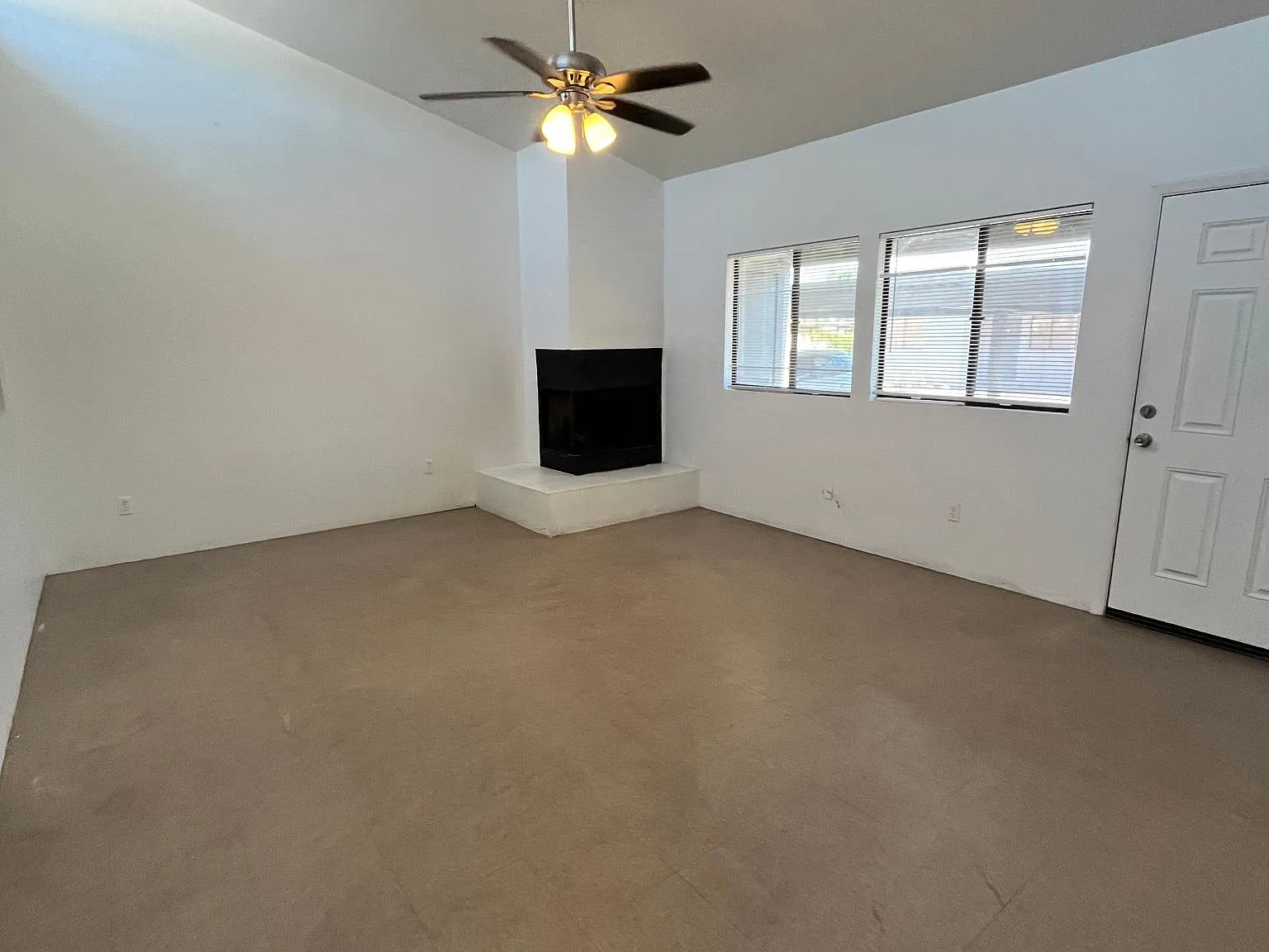 119 E King Rd — Photo 3
