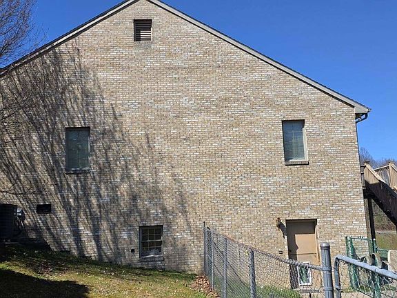 4th image of 1850 Webster Rd