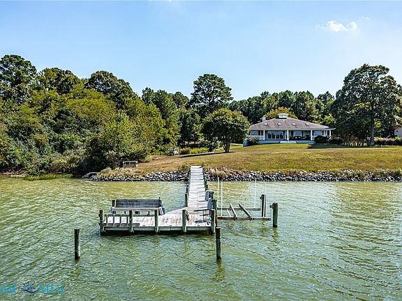 3rd image of 924 Indiantown Rd