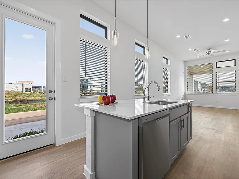 1213 Mercantile St — Photo 17