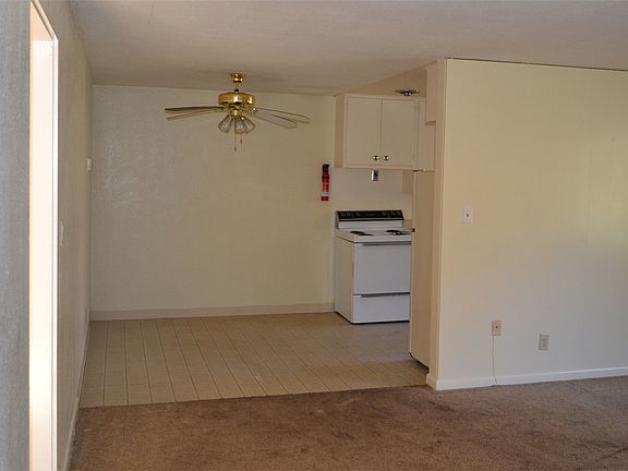Dining room w/ ceiling fan