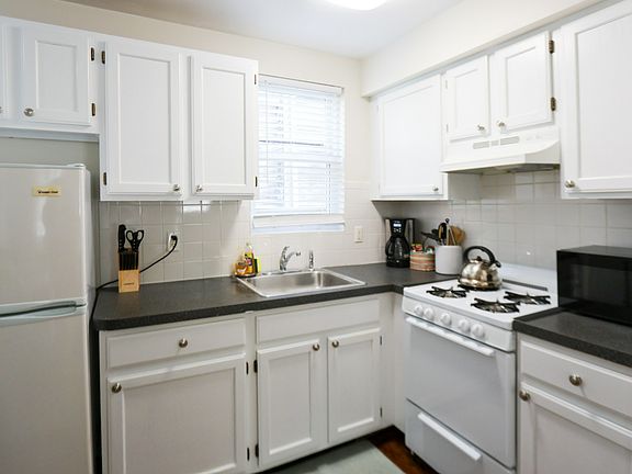 2nd image of 23 Jay St #1C