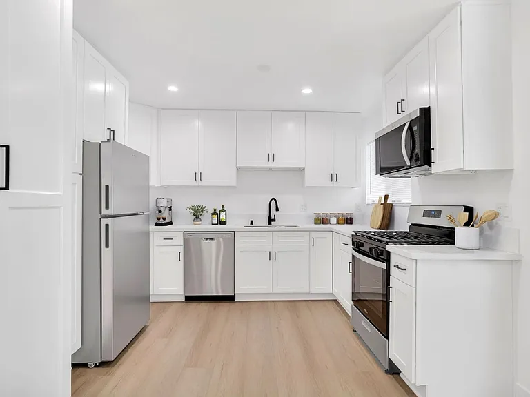 Green Hill Apartments — Photo 43