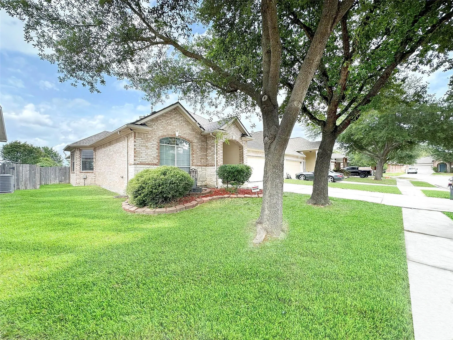 4 bed, 2.0 bath, 2386 sqft, $2,295 — Photo 2