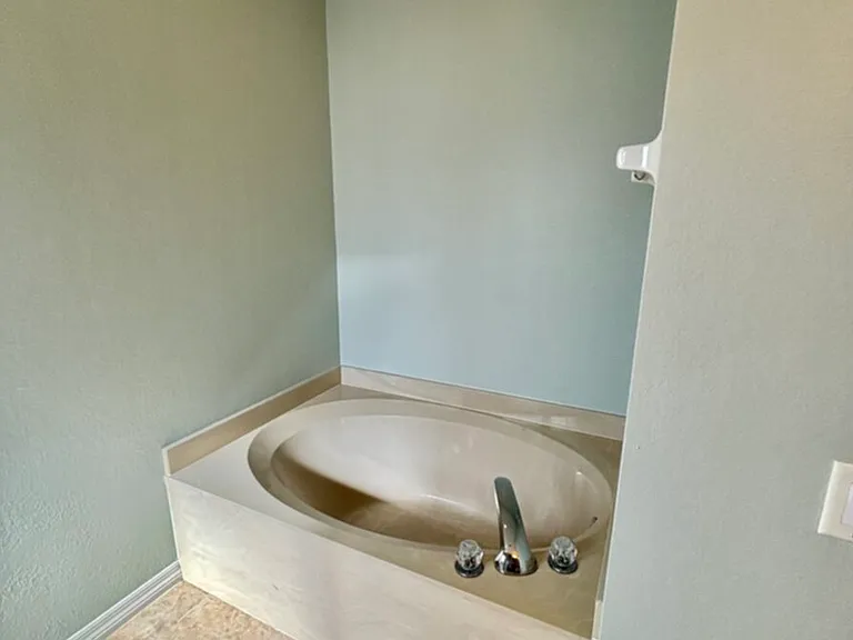 1405 Trafalgar Pkwy — Photo 32
