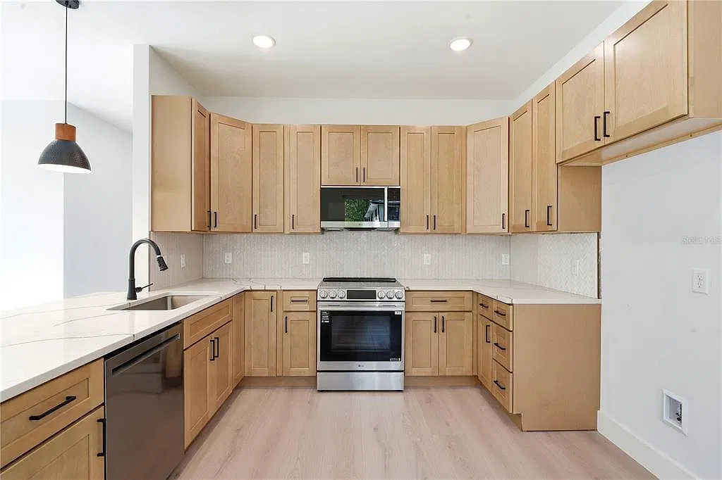 3 bed, 2.5 bath, 1576 sqft, $3,000 — Photo 4