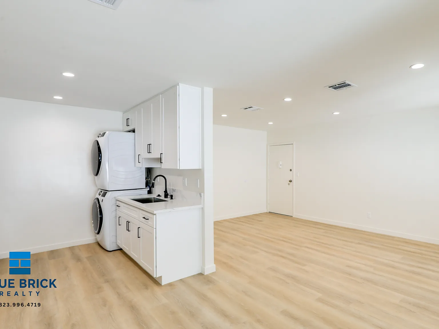 Stylish 1BR Apartment with Central A/C, Parking & In-Unit Laundry — Photo 3