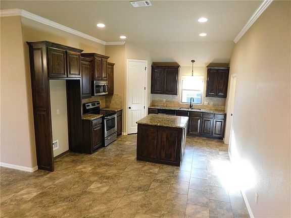 5th image of 1319 Lauren Ln