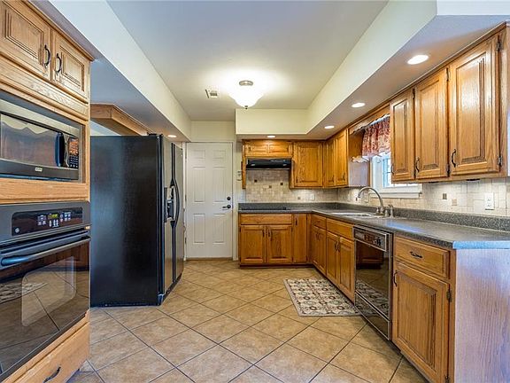 4th image of 2548 E Golden Oaks Dr