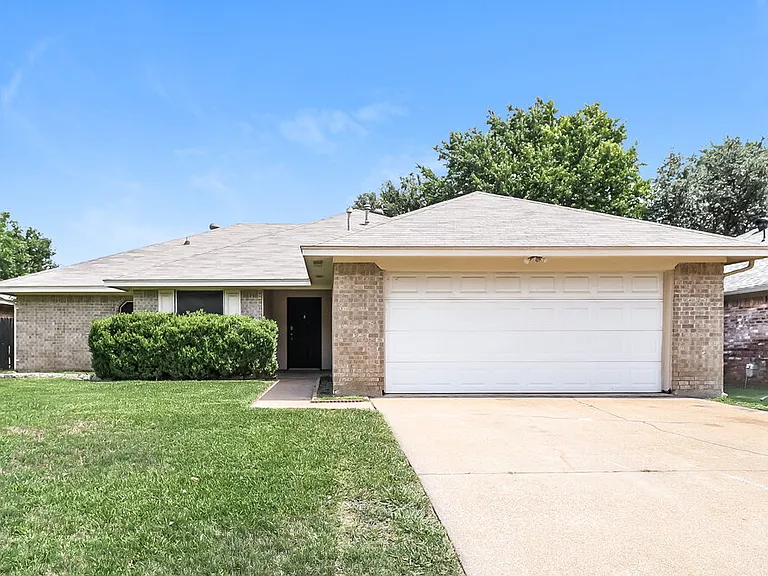 900 Vicksburg Ln — Photo 1