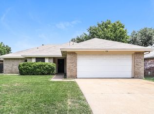 900 Vicksburg Ln, Burleson, TX 76028