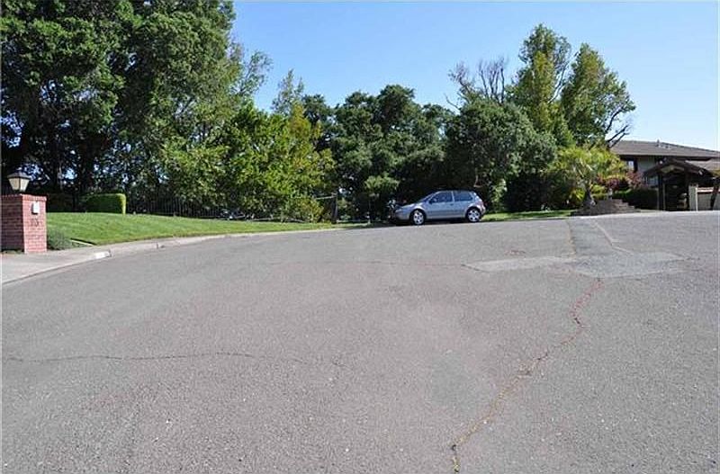 2nd image of 19 Tenaya Ln