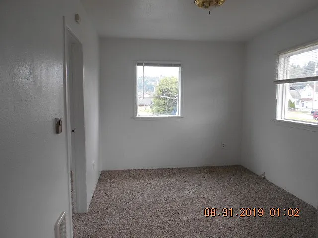 313 N E St — Photo 13
