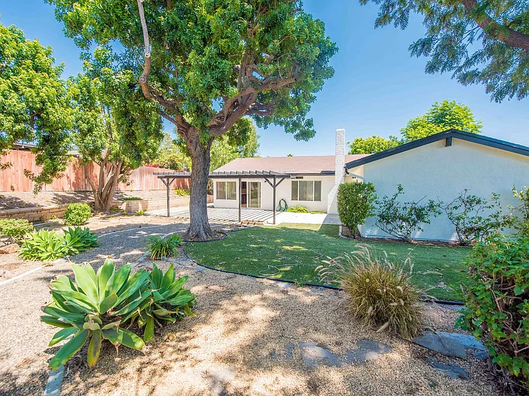 4395 Avenida De Las Flores — Photo 37
