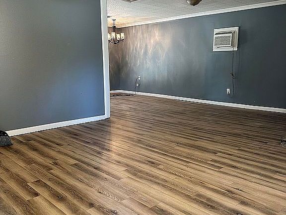 3rd image of 901 E 11th St