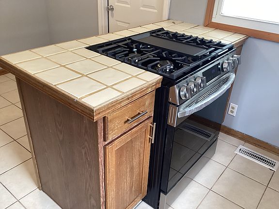 3rd image of 4733 Vernon Ave