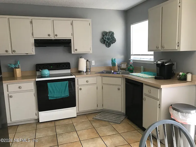 12323 Silent Brook Trl N — Photo 16