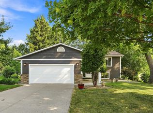 7470 Upper 26th St N, Oakdale, MN 55128