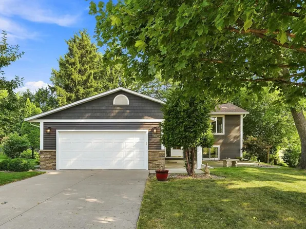 7470 Upper 26th St N, Oakdale, MN 55128